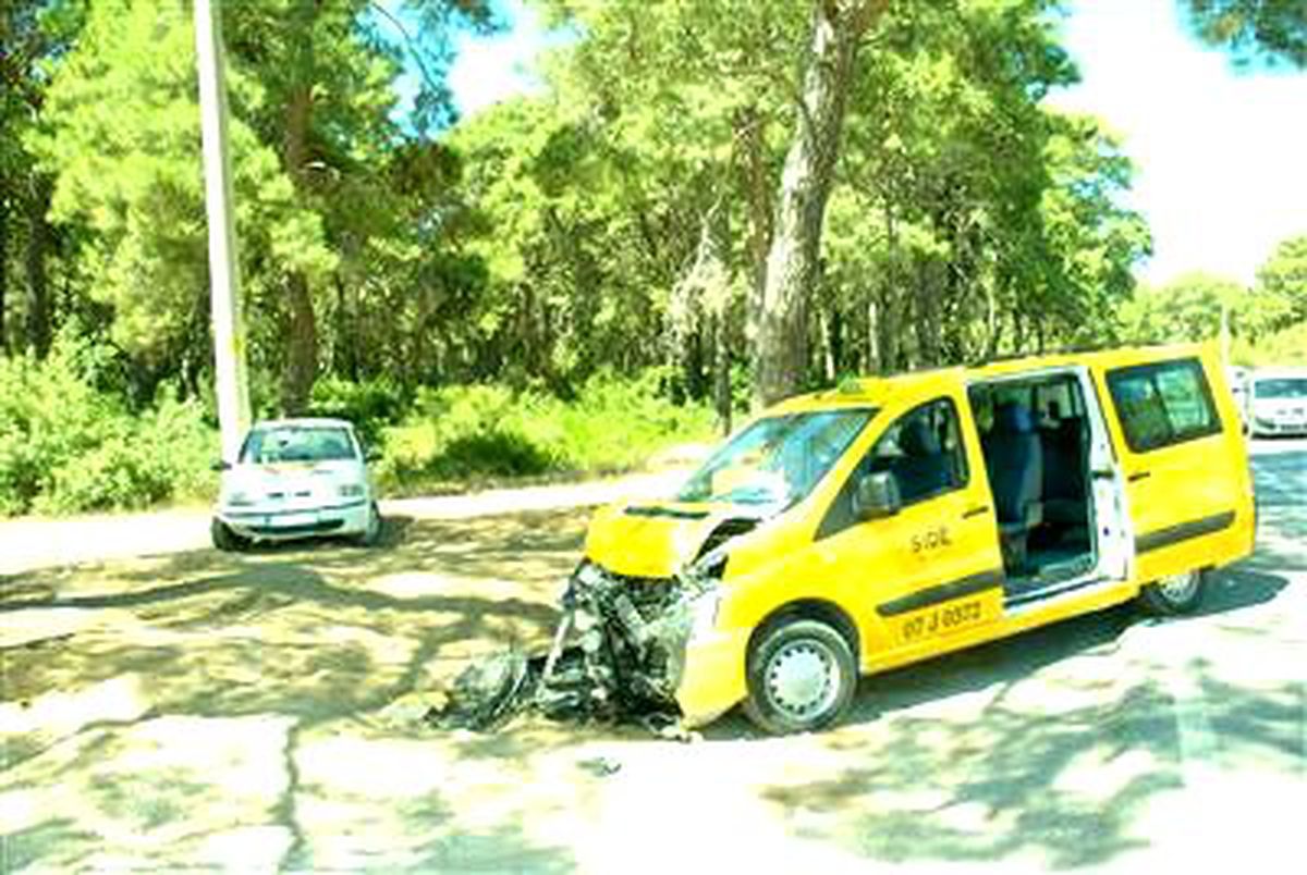 Manavgat\'ta Trafik Kazası: 12 Yaralı