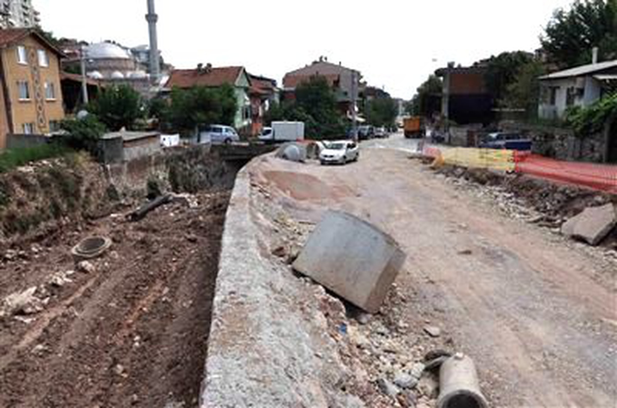 Miralay Mümtaz Caddesi\'nde Kazılar Sürüyor