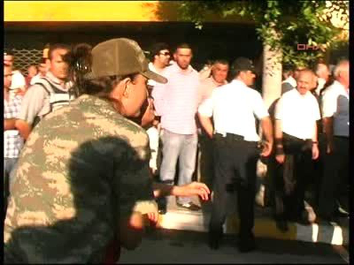 Şehit Eşinden Ayrılamadı