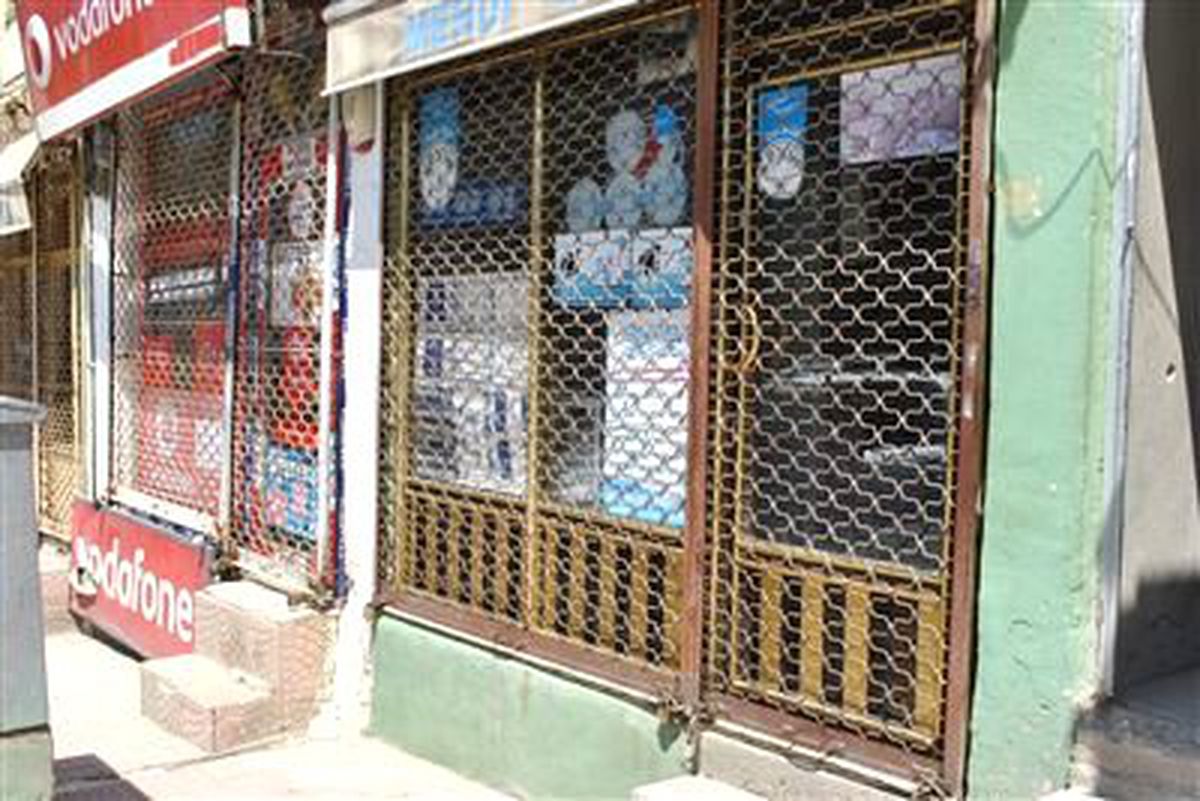 Şemdinli\'de Kepenkler Kapalı