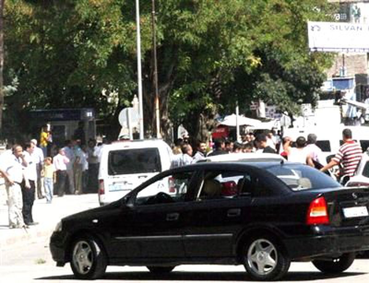 Silvan\'da Silahlı Sopalı Kavga; 5 Yaralı