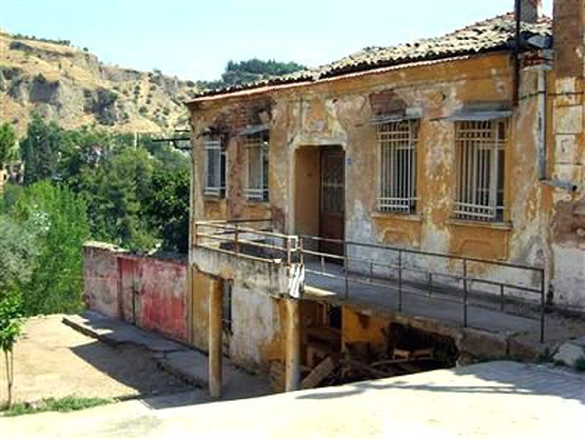 Tarihi Binalar Kurtarıcısını Arıyor