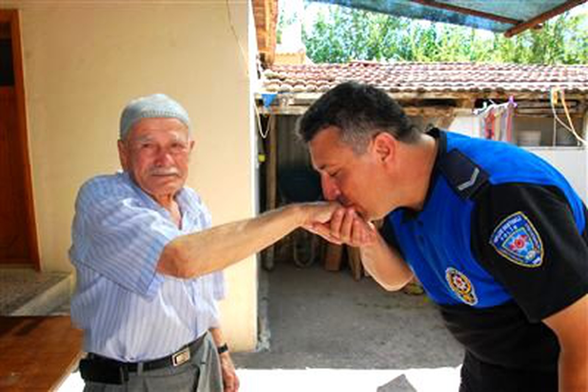 Toplum Destekli Polisler Yaşlıları Ziyaret Ediyor