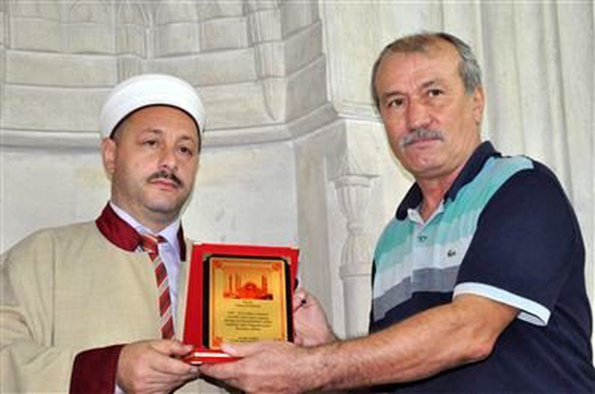 Trabzon\'da Müezzine Hizmetlerinden Dolayı Plaket