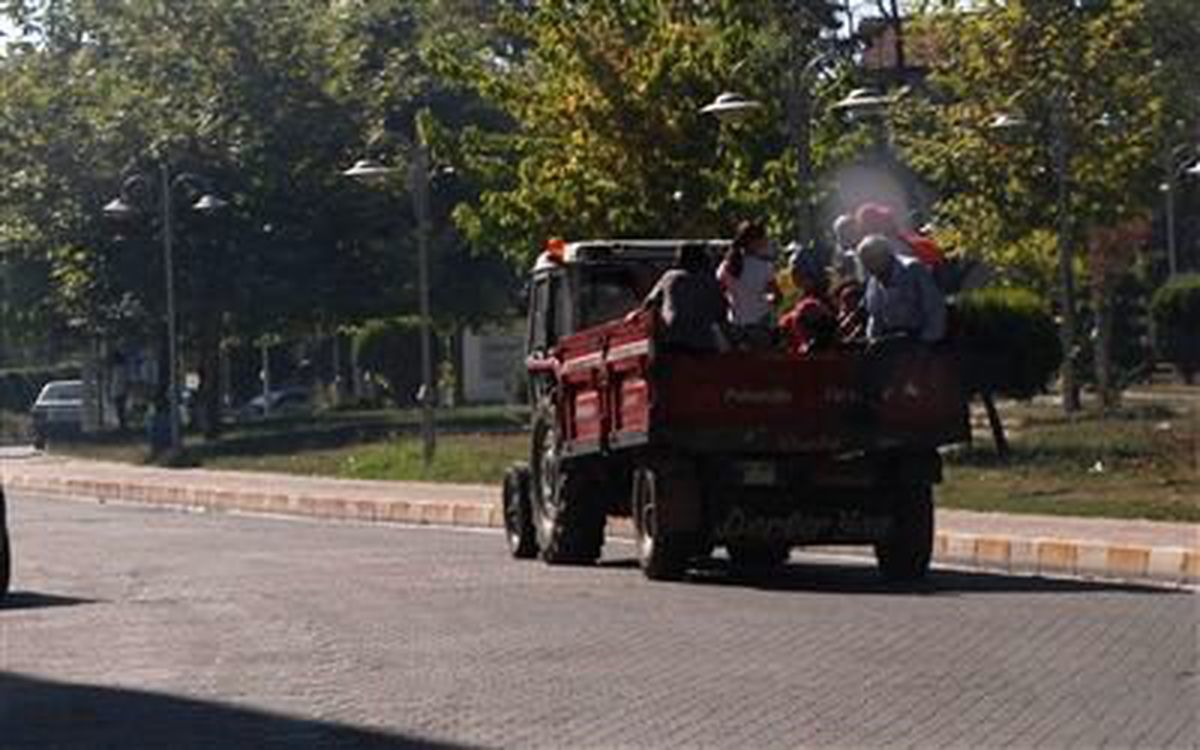 Traktör Römorkunda Tehlikeli Yolculuk