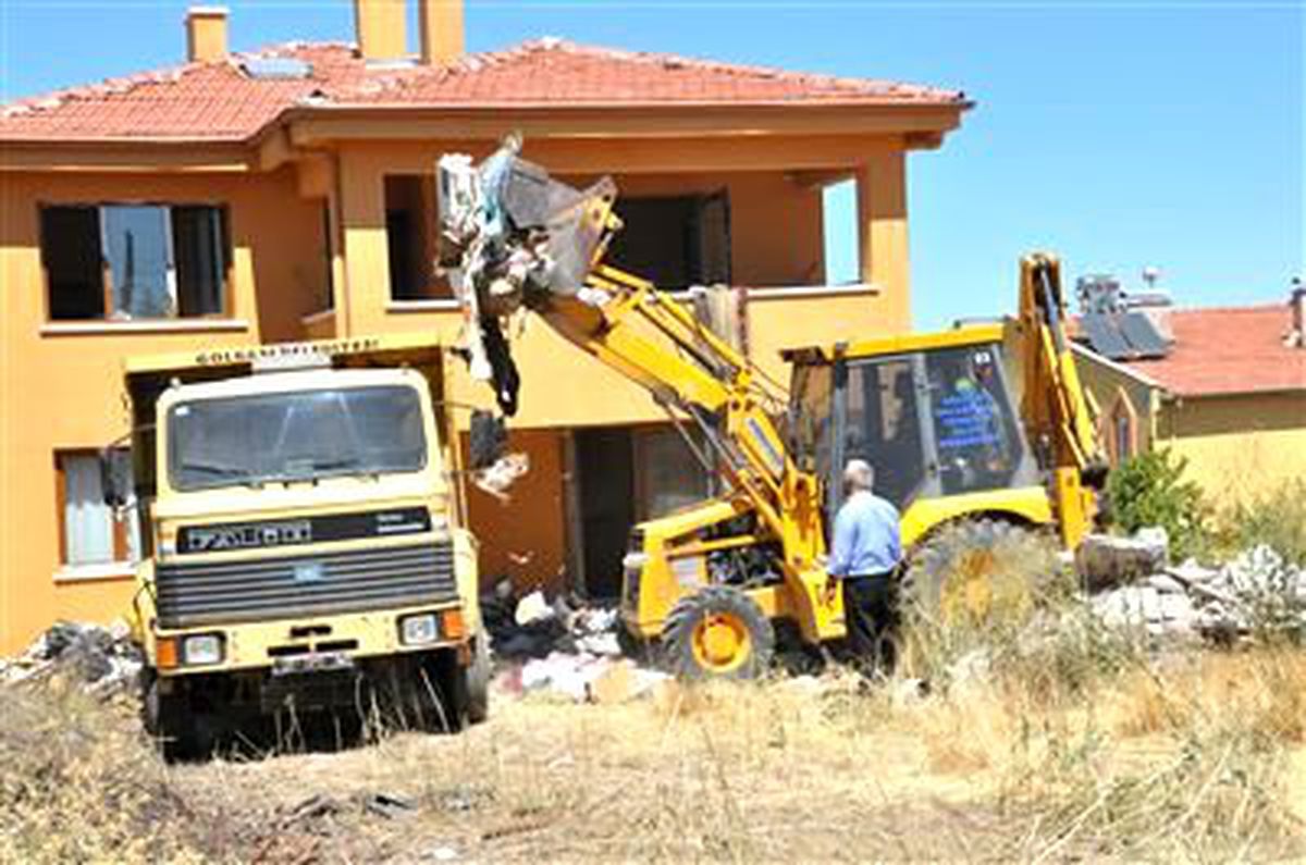 Villadan 10 Kamyon Çöp Çıktı