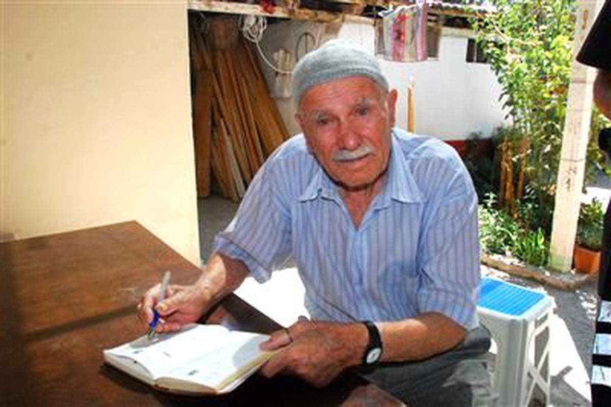 90 Yaşındaki Şairin Kıskandıran İlhamı