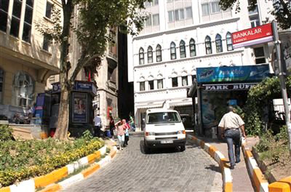 Bankalar Caddesi Esnafından Yolun Kapatılmasına Tepki