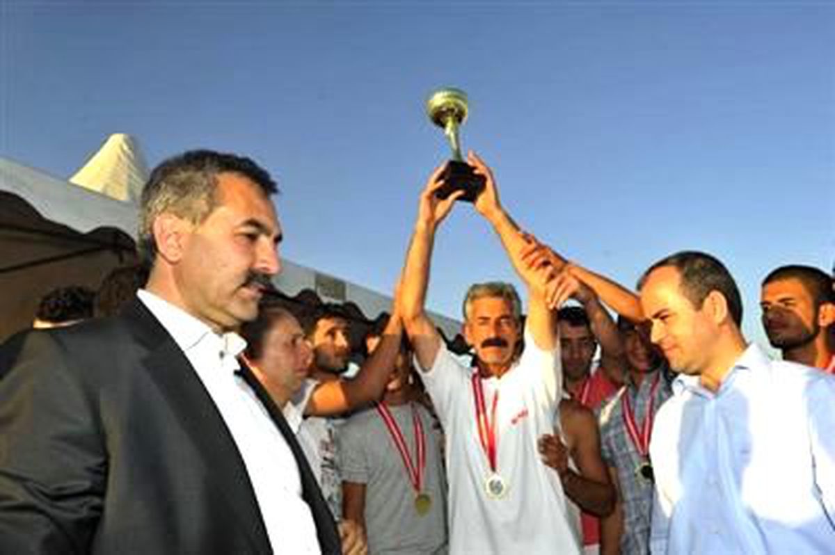 Bitlis\'in Yeni Valisi Yurdakul, Van Gölü\'nde Su Kayağı Yaptı