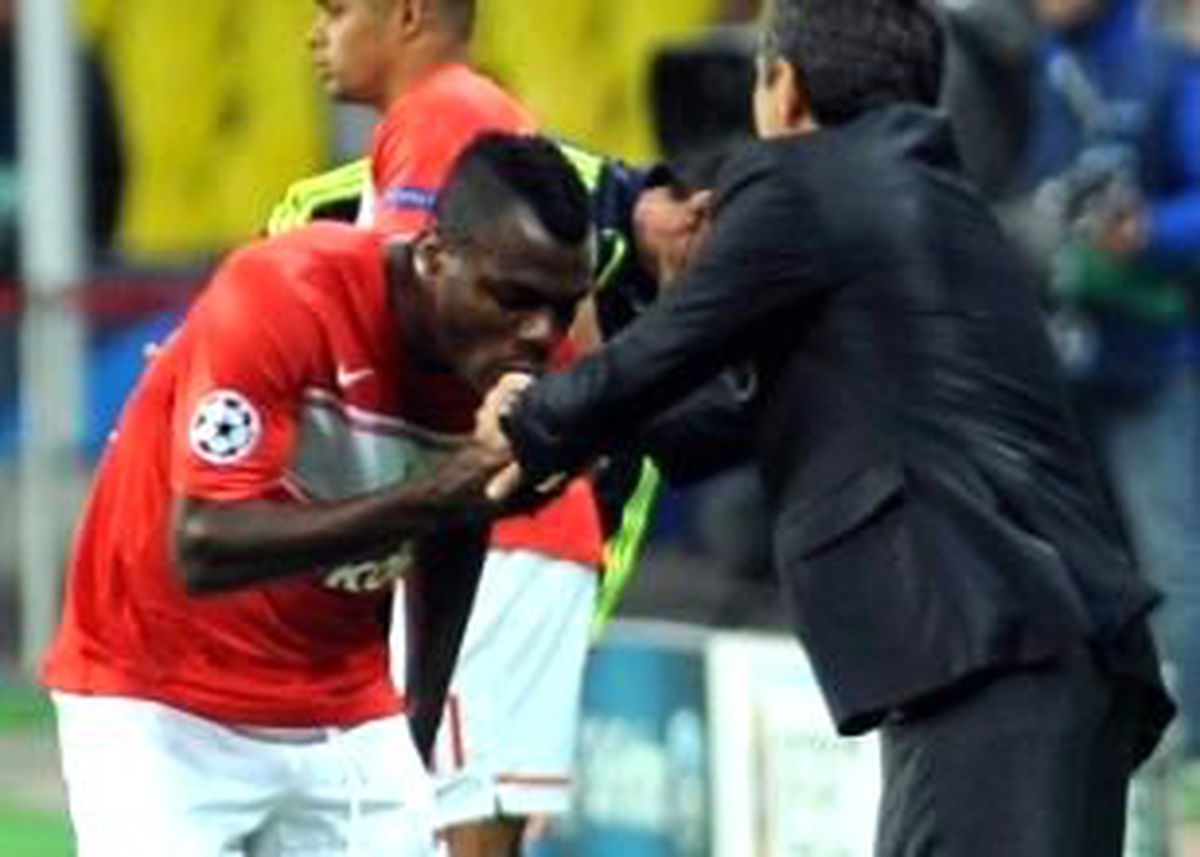 Emenike, Kocaman\'ın Elini Neden Öptü?