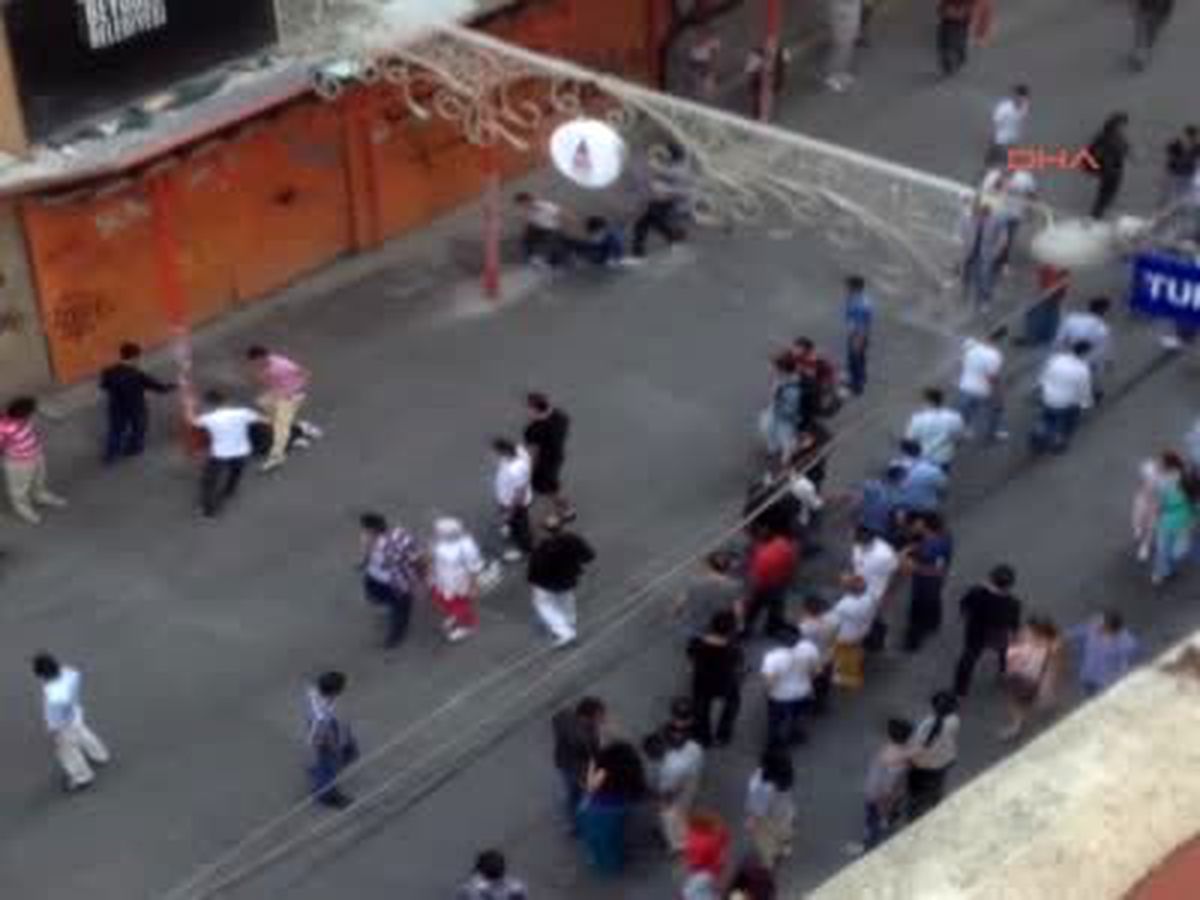 İstiklal Caddesi\'nde Tekme Tokat Kavga