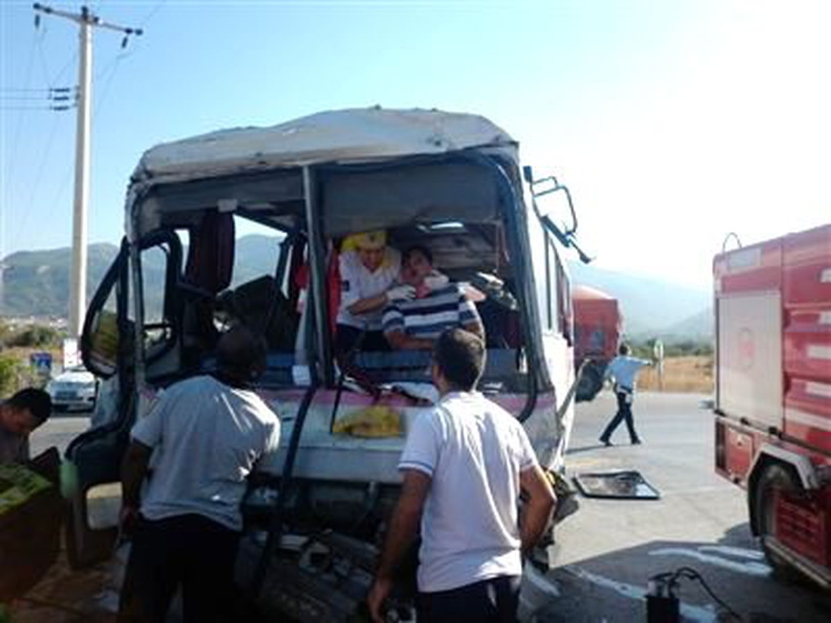 İzmir\'de Trafik Kazası: 26 Yaralı