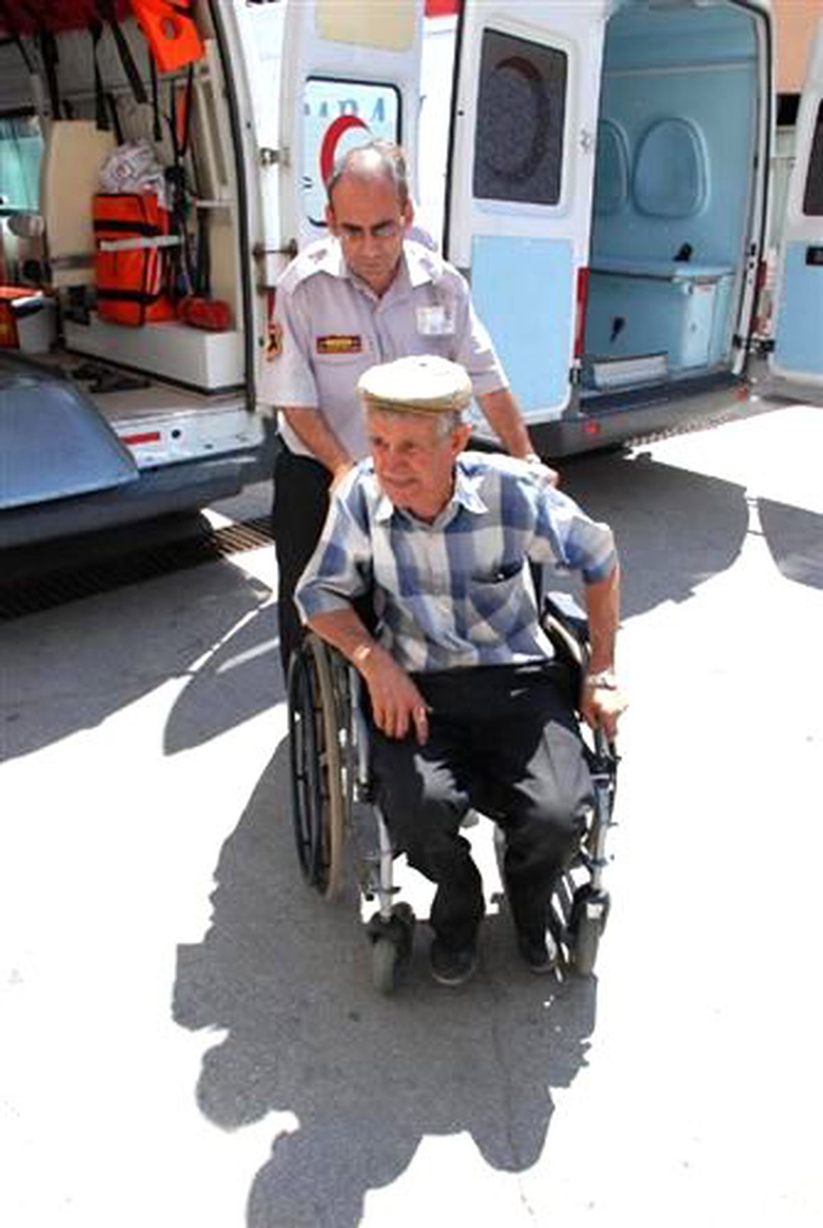 Kamyonet, Ana Yola Çıkan Traktörün Römorkuna Çarptı: 3 Yaralı