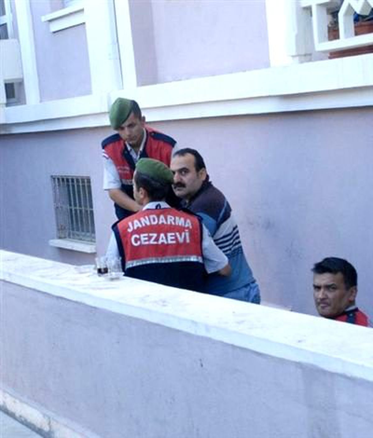 Katil Zanlısı Uyarılara Aldırış Etmeyince Salondan Atıldı