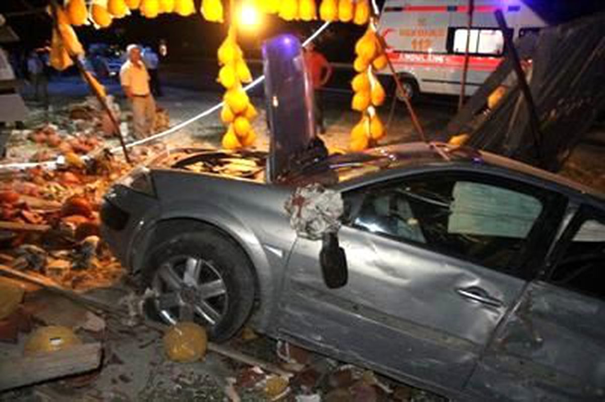 Kavun Tezgahına Çarpan Otomobilde Bulunan Yolcu Kurtarılamadı