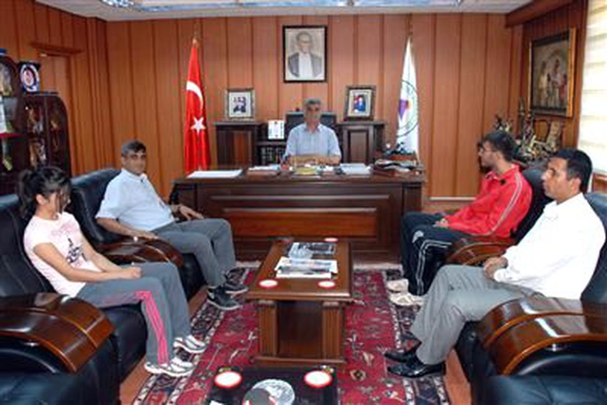 Şampiyon Kick Boksçulardan, Adıyaman Belediye Başkanı Büyükaslan\'a Ziyaret