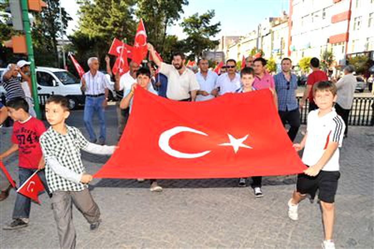 Şehit Aileleri Derneği Terörü Protesto Etmek İçin Yüryüş Düzenledi