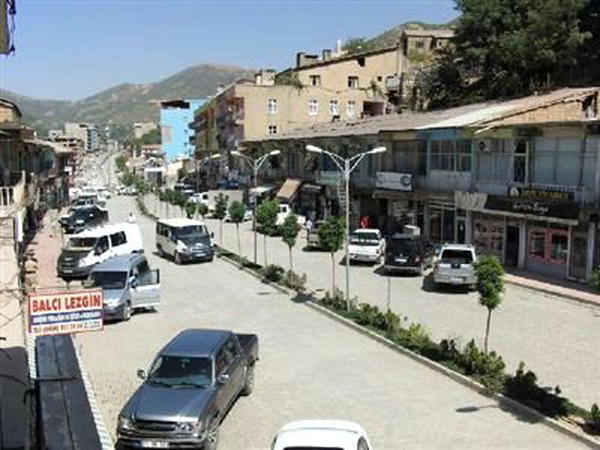 Şemdinli\'de Kepenkler Açıldı