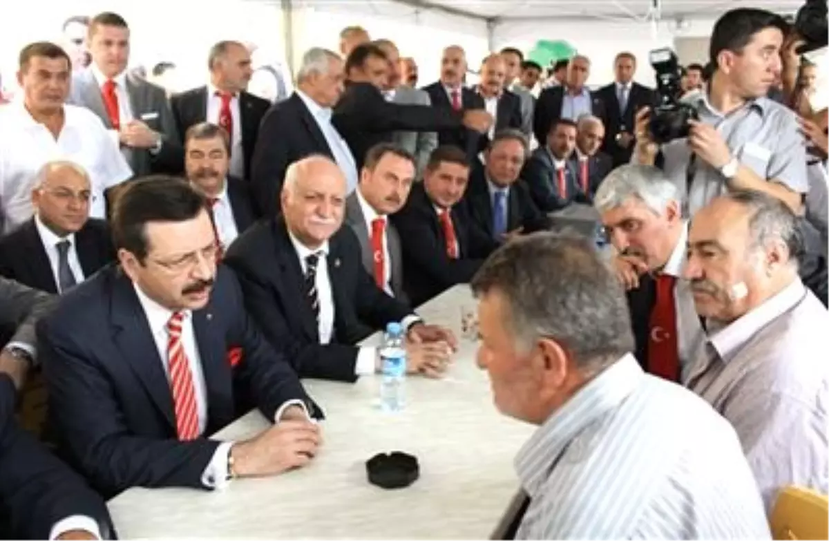 TOBB Başkanı Hisarcıklıoğlu ve Beraberindeki Heyet, Gaziantep\'teki Bombalı Saldırının Meydana...