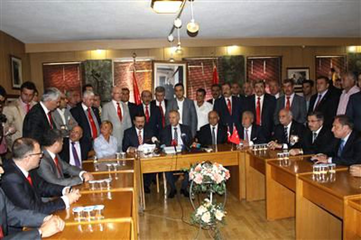 TOBB Başkanı Hisarcıklıoğlu ve Yönetim Kurulu Üyeleri, Gaziantep Valisi Erdal Ata\'yı Ziyaret Etti