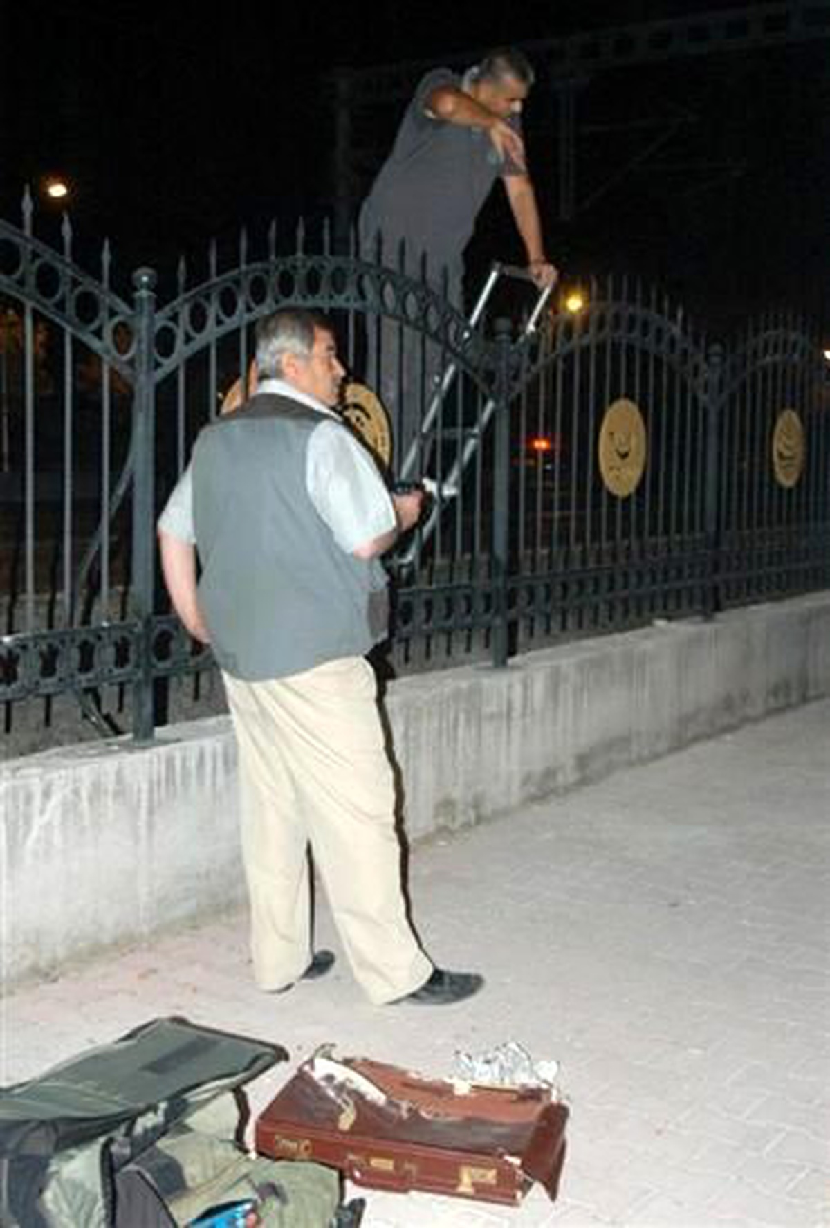 Tren Yoluna Bırakılan Şüpheli Çanta Yüksek Hızlı Tren Seferlerini Aksattı