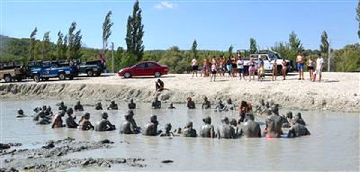 Turistlerin Çamur Keyfi