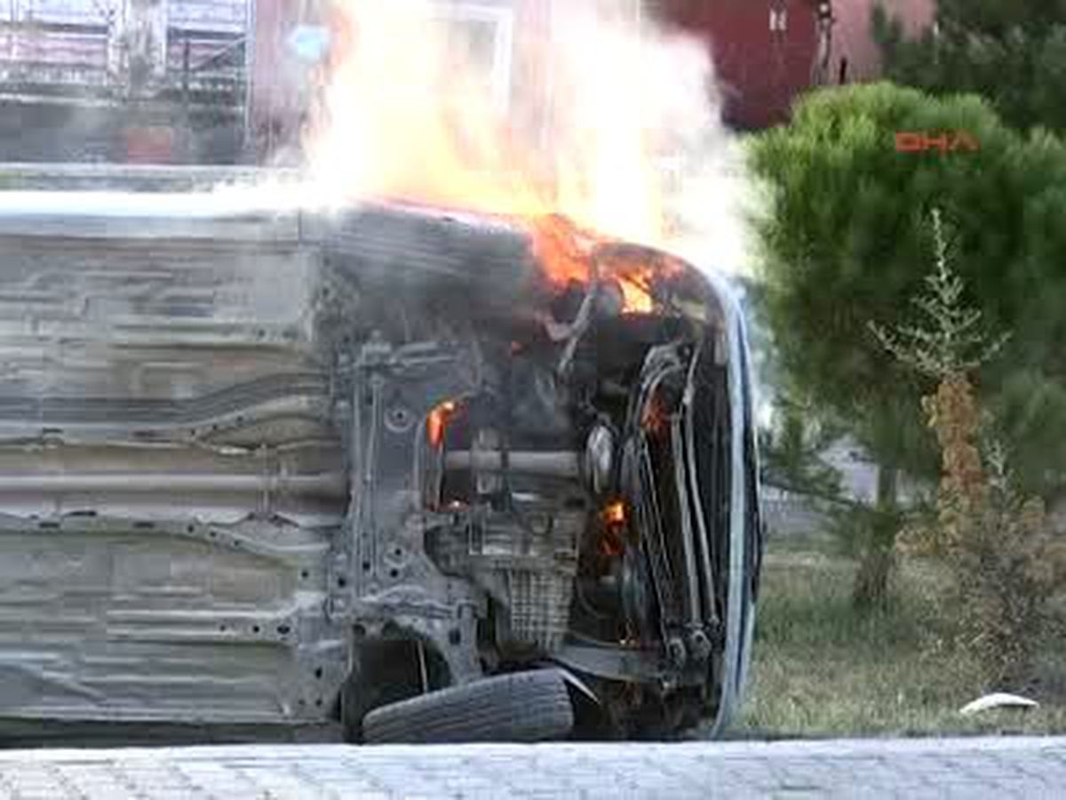 Yanan Otomobilden Canlarını Kurtardılar