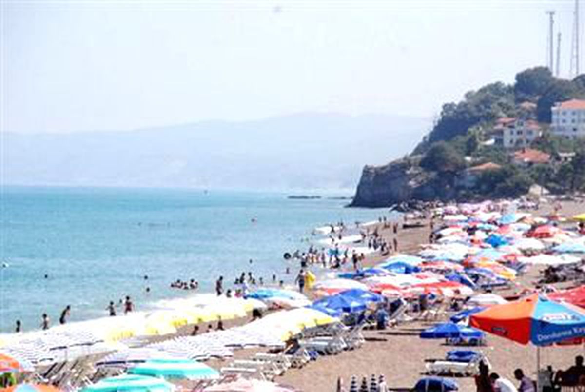 Akçakoca\'da Sahiller Doldu