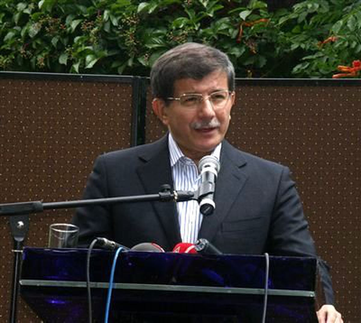 Bakan Davutoğlu: "Siyasi Meseleler Ne Olursa Olsun İnsani Çabalarımızı Eksik Etmedik"