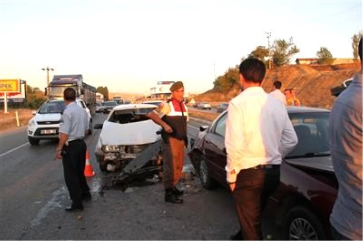 Başkent\'te Zincirleme Trafik Kazası: 4 Yaralı