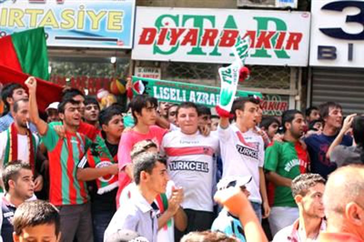 Diyarbakırspor\'da Taraftarlar Sahipsizliğe İsyan Etti