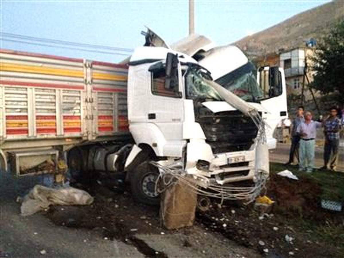 Elektrik Direğine Çarpan Tır Trafiği Kilitledi