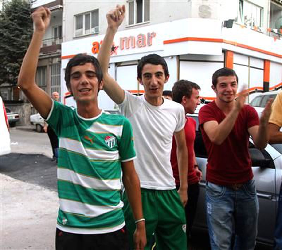 Genç Taraftara, 10 Bin 500 Lira\'lık Karakola Gitmeme Cezası