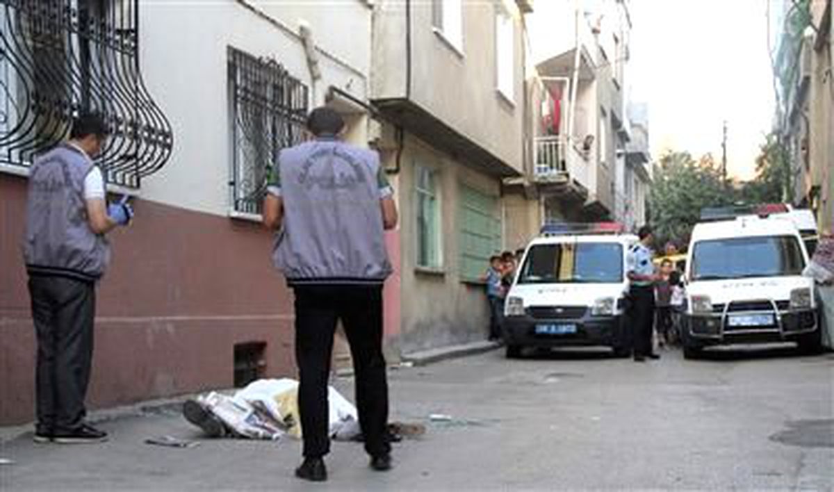 Kucağında Taşıdığı Cam Canından Etti