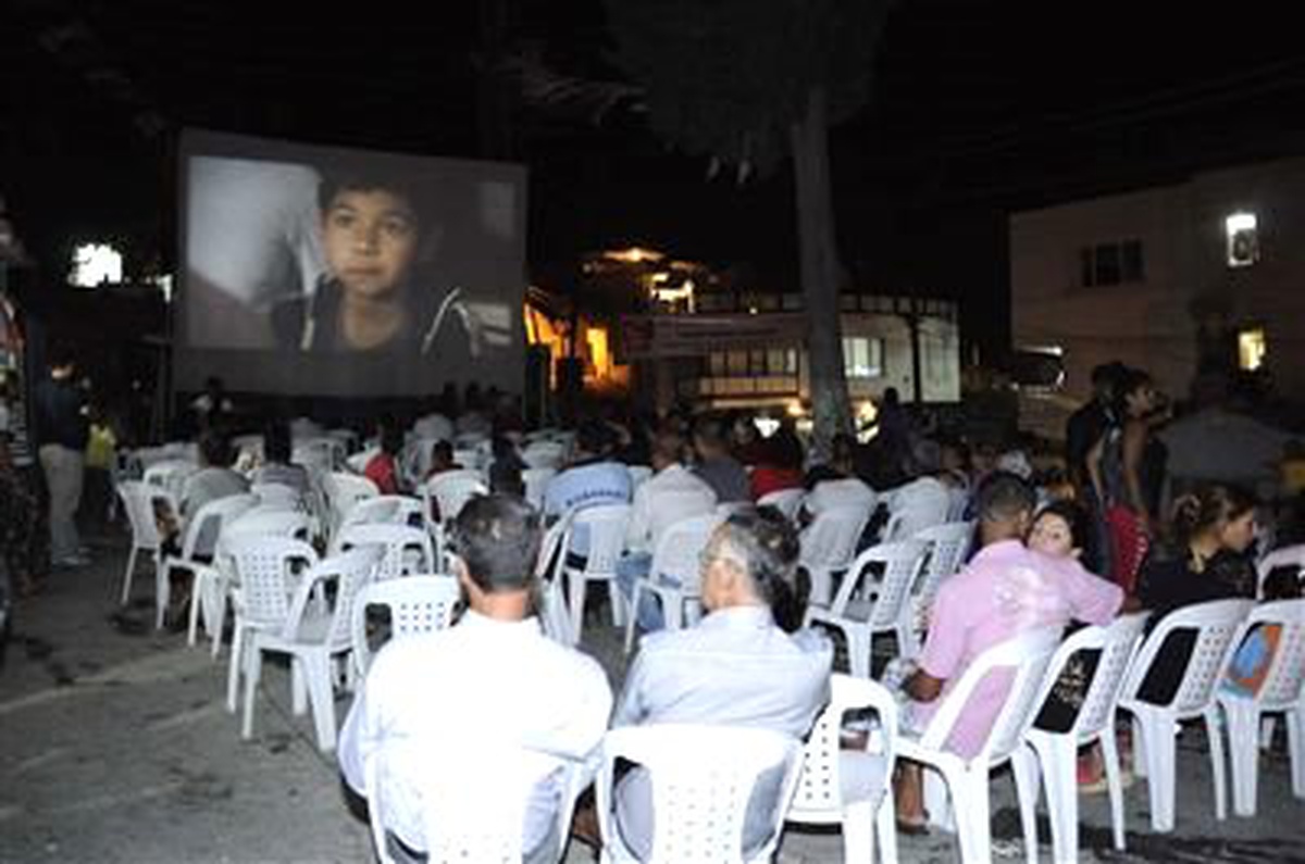 Kuşadası CHP\'den Nostaljik Açık Hava Sinema Şenliği