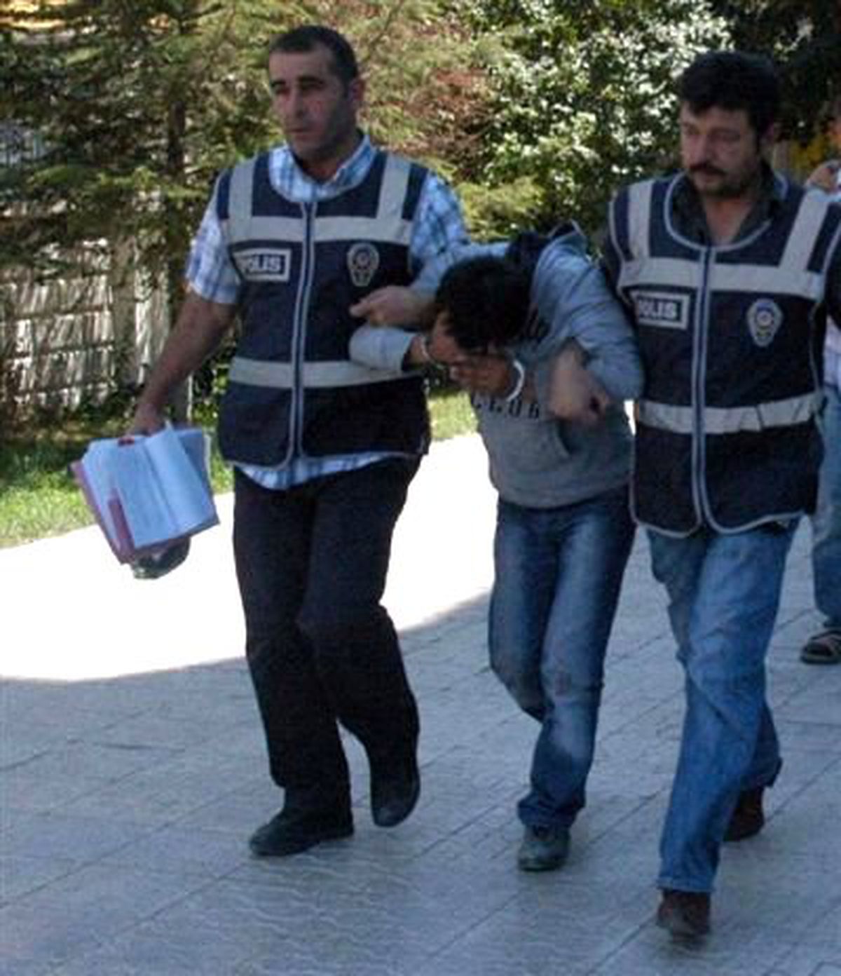 Otomobillerden Çaldıklarını Satarken Yakalandılar