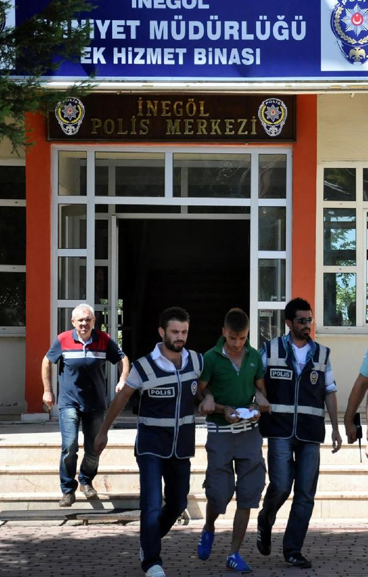 Acil Serviste Havaya Ateş Eden Genç Yakalandı
