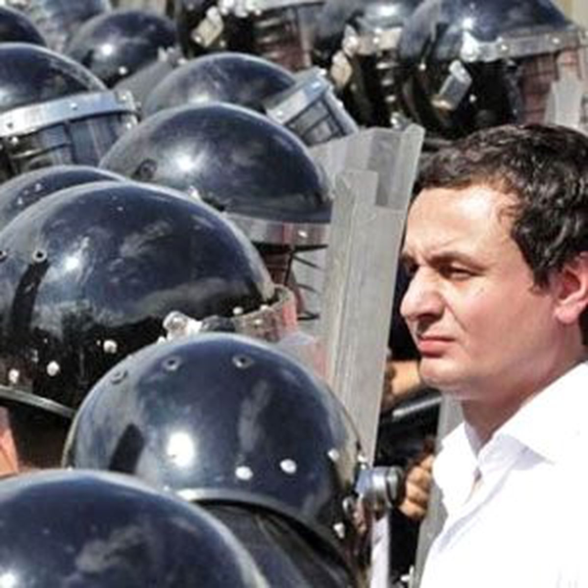 Agit\'ten Kosova Polisine Sert Eleştiri