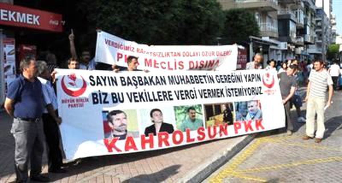 Antalya\'da BBP\'den \'Mecliste PKK İstemiyoruz\' Eylemi