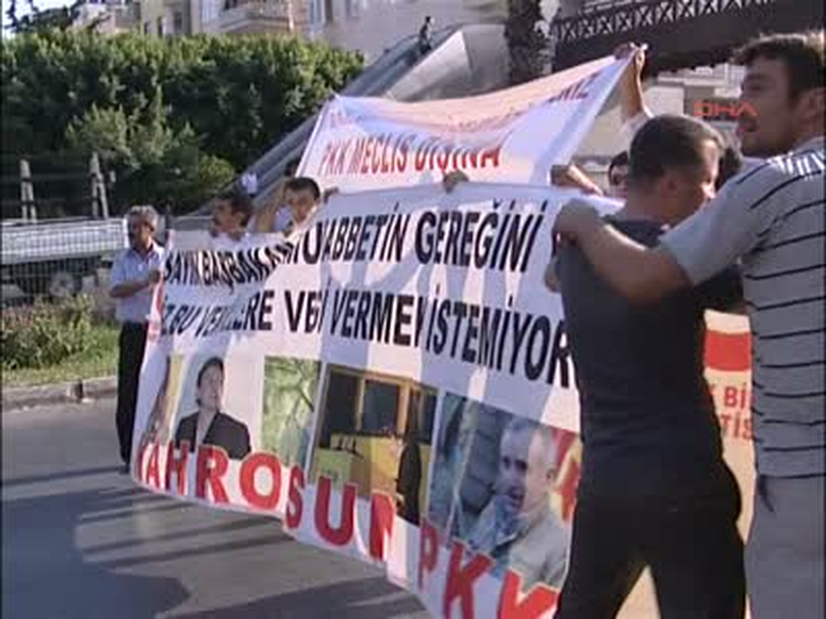 Antalya\'da BBP\'den \'Mecliste PKK İstemiyoruz\' Eylemi