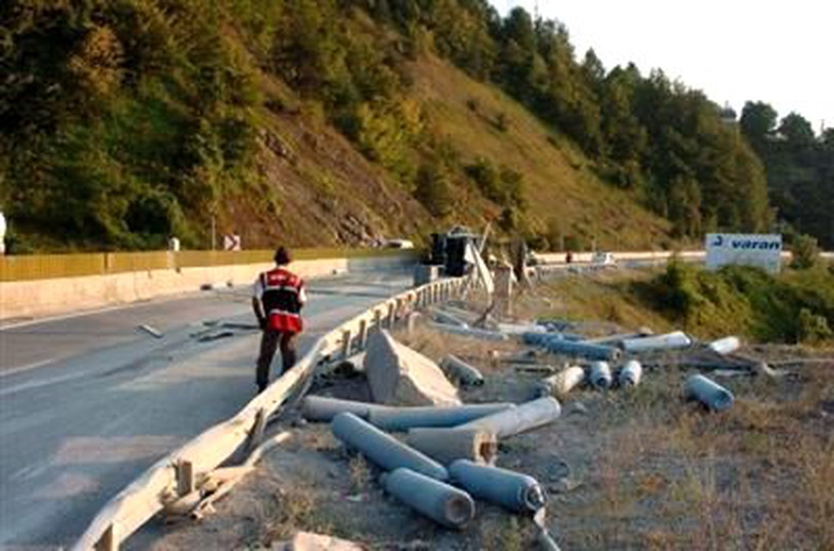 Bolu Dağı\'nda Oksijen Tüpü Yüklü Tır Devrildi