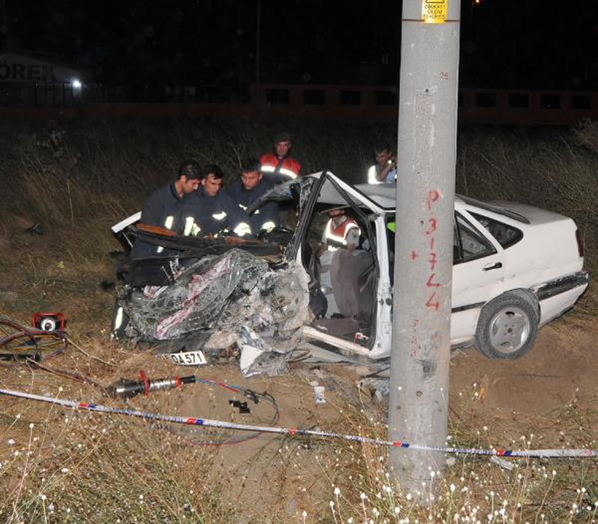 Eskişehir\'de Otomobil Beton Direğe Çarptı: 3 Ölü, 1 Yaralı (2)