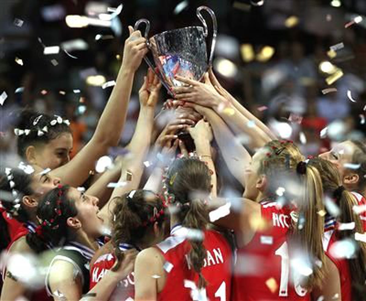 Genç Kızlar Voleybol Milli Takımı, Finalde Sırbistan\'ı 25-21, 25-22 ve 25-18\'lik Set Skorlarıyla...