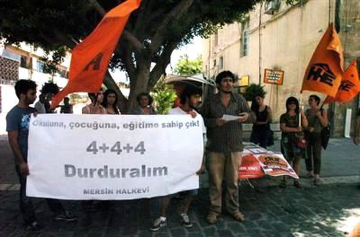 Halkevi Üyelerinden 4+4+4 Protestosu