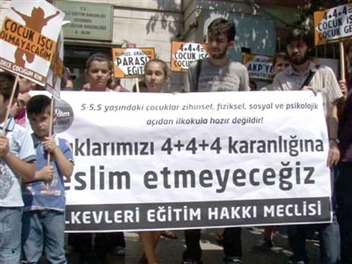 Halkevi Üyelerinden 4+4+4 Protestosu