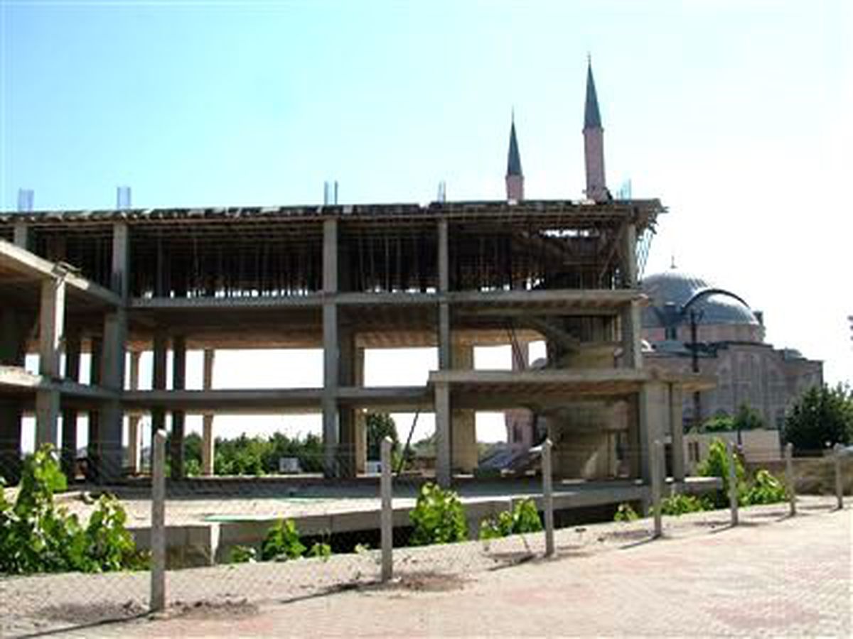 Hamidiye Kur\'an Kursu ve Öğrenci Yurdunun İnşaatı Hızla Yükseliyor