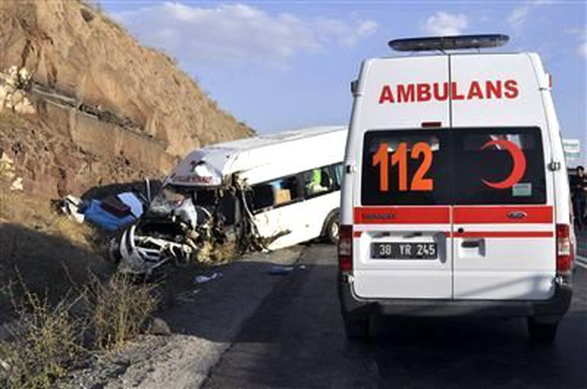 Kayseri\'de Tırla Minibüs Çarpıştı: 10 Yaralı