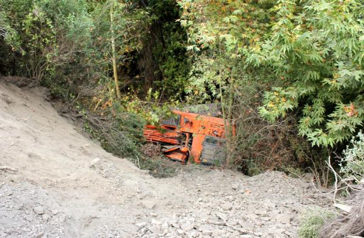 Kepçe Uçuruma Yuvarlandı, Operatör Altında Kaldı