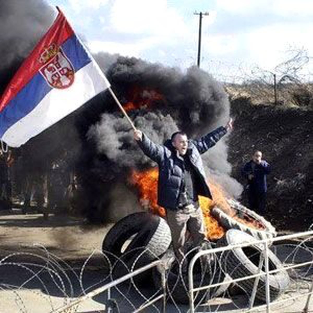 Kosova\'nın Kuzeyinde Sırplar Barış Gücü Askerlerine Ateş Açtı