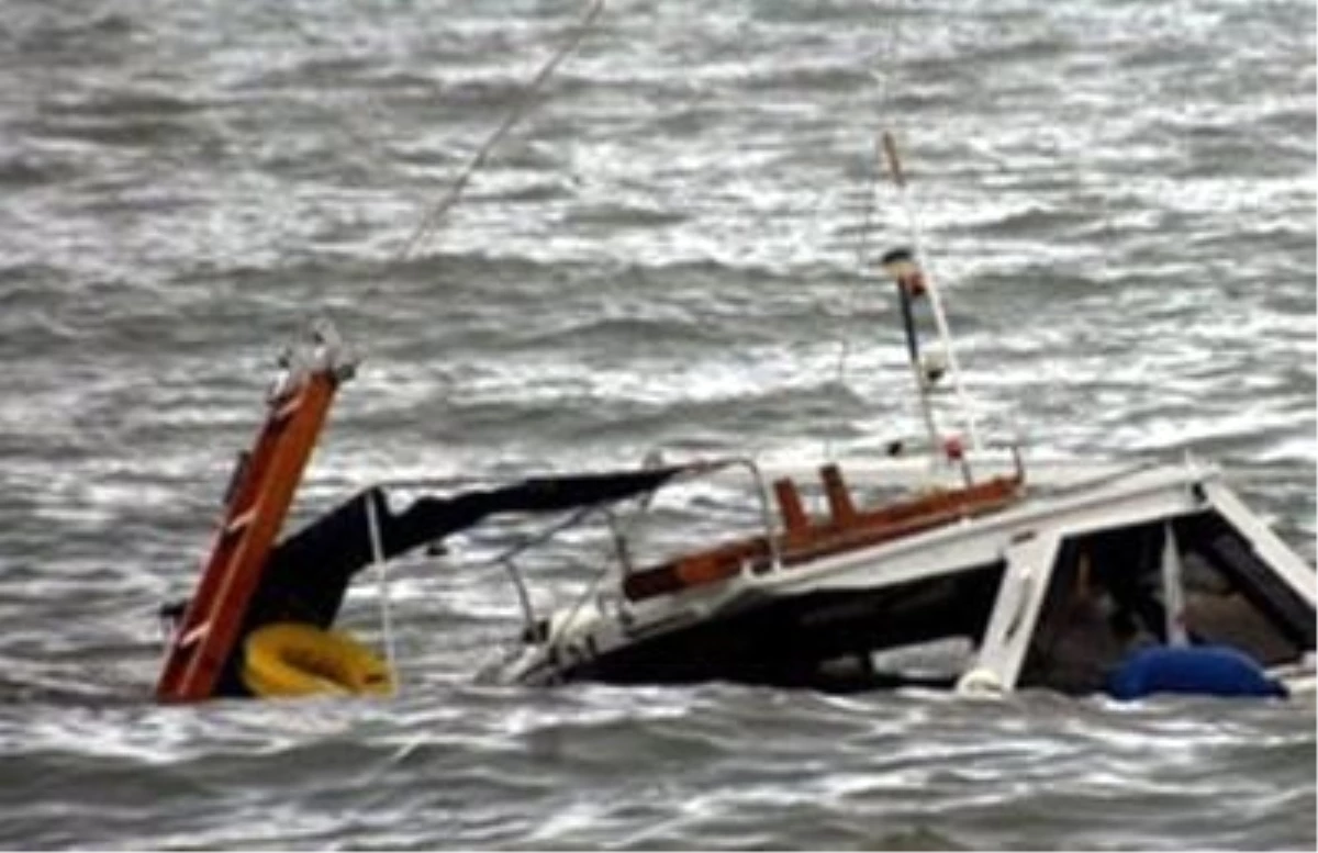 Kumburgaz\'da Tekne Alabora Oldu: 4 Kişi Kayıp